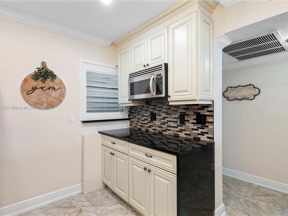 329 SE 3rd St 105T, Hallandale Beach FL 33009