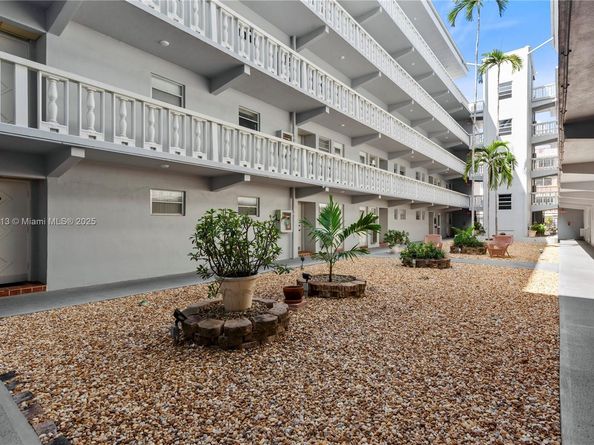 329 SE 3rd St 105T, Hallandale Beach FL 33009