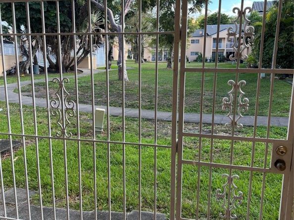 2600 NW 28th St 2072, Miami FL 33142