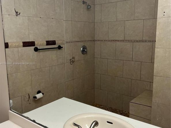 2600 NW 28th St 2072, Miami FL 33142