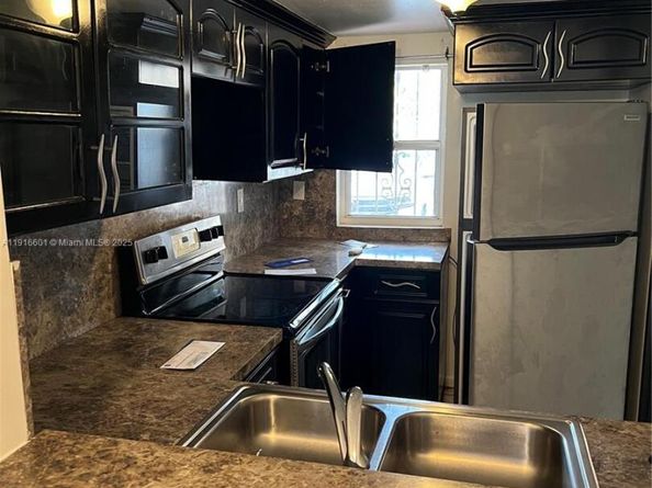 2600 NW 28th St 2072, Miami FL 33142