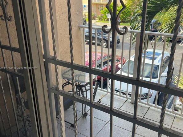 2600 NW 28th St 2072, Miami FL 33142