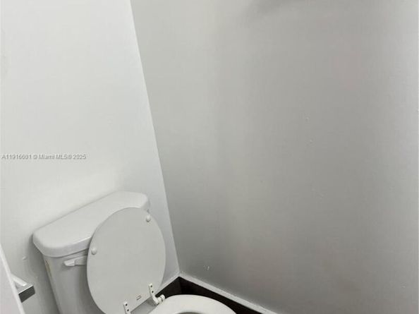 2600 NW 28th St 2072, Miami FL 33142