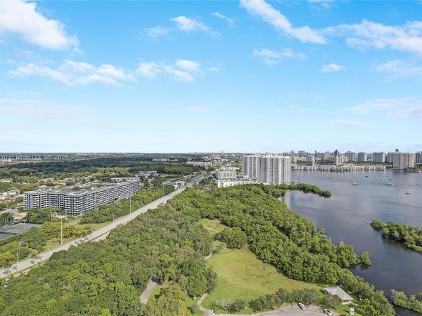 16385 Biscayne Blvd 3202, North Miami Beach FL 33160