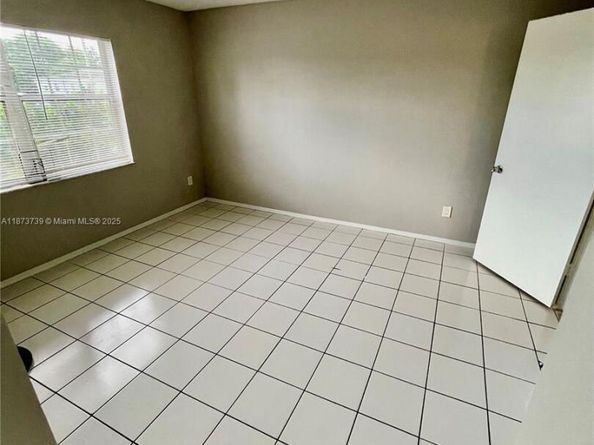 5532 SW 22nd St, West Park FL 33023