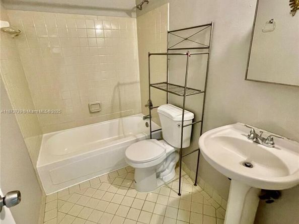 5532 SW 22nd St, West Park FL 33023