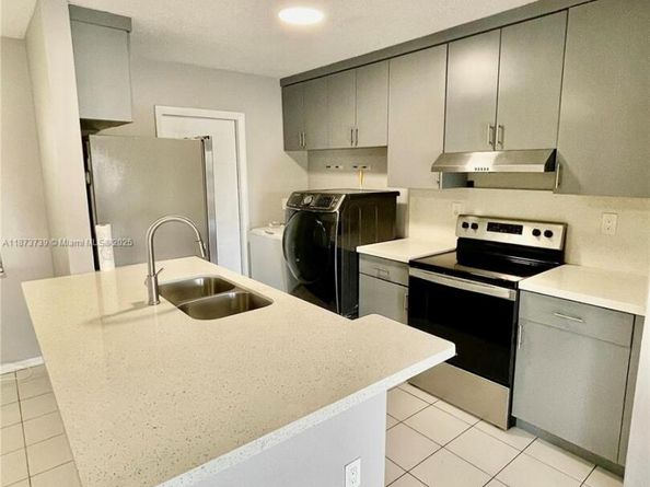 5532 SW 22nd St, West Park FL 33023