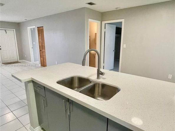 5532 SW 22nd St, West Park FL 33023