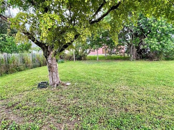 5532 SW 22nd St, West Park FL 33023