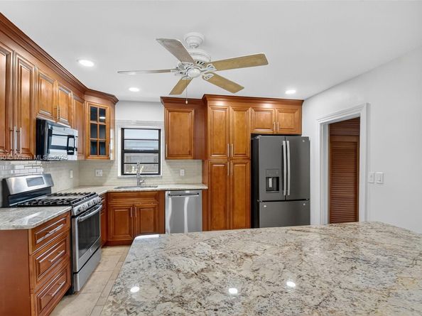 1027 S Palmway, Lake Worth FL 33460