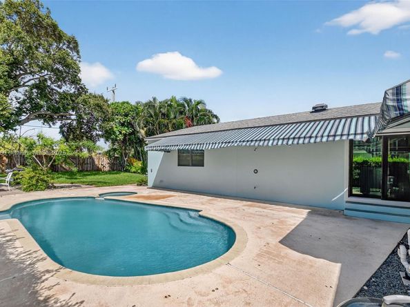 1027 S Palmway, Lake Worth FL 33460