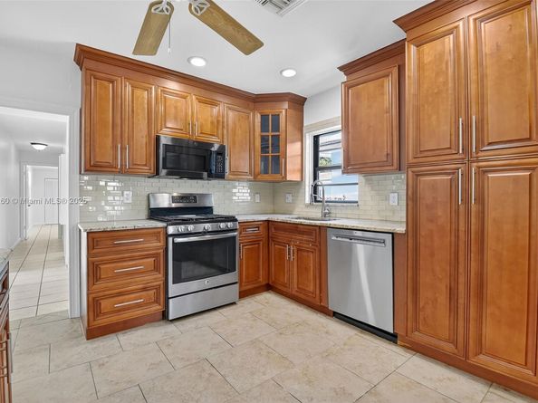 1027 S Palmway, Lake Worth FL 33460