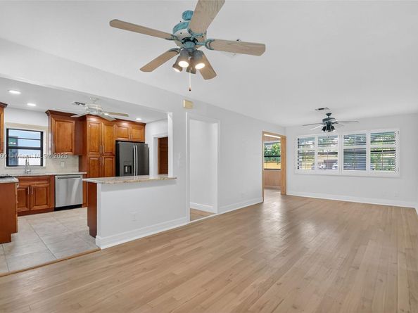 1027 S Palmway, Lake Worth FL 33460