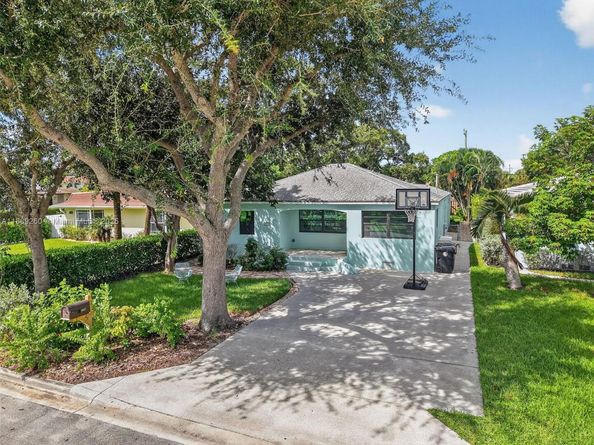 1027 S Palmway, Lake Worth FL 33460