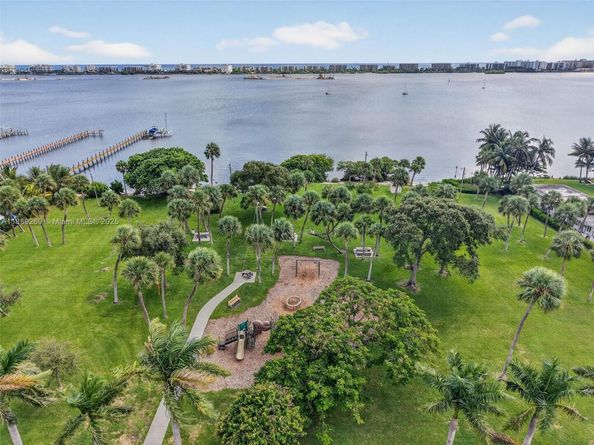 1027 S Palmway, Lake Worth FL 33460