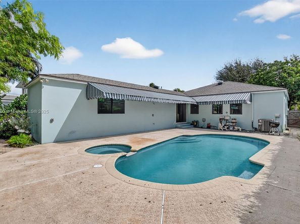 1027 S Palmway, Lake Worth FL 33460