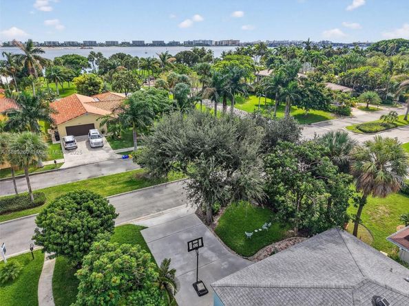 1027 S Palmway, Lake Worth FL 33460