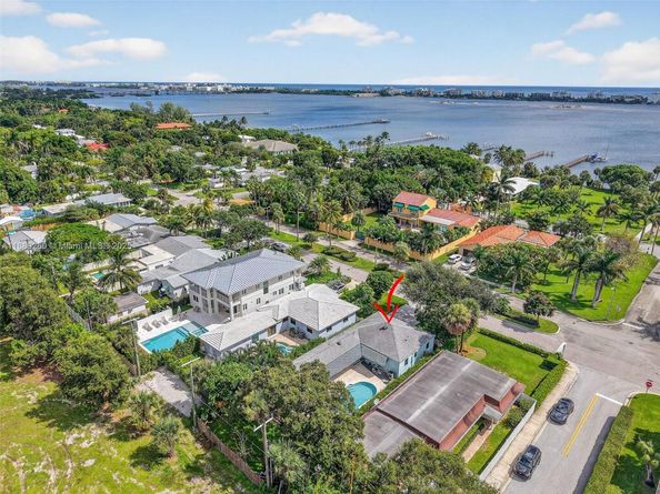 1027 S Palmway, Lake Worth FL 33460