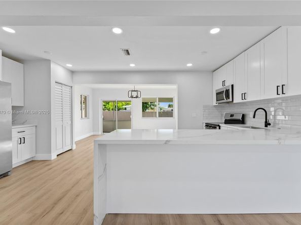 7021 SW 12th St, Pembroke Pines FL 33023