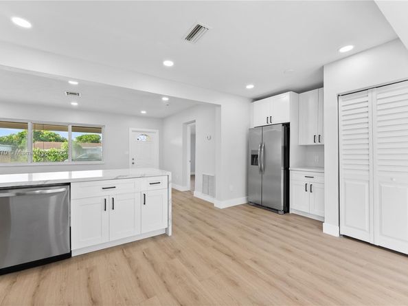 7021 SW 12th St, Pembroke Pines FL 33023