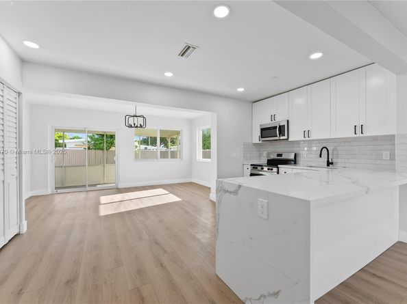 7021 SW 12th St, Pembroke Pines FL 33023
