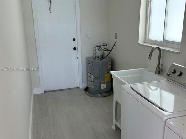 2255 NE 207th St, Miami FL 33180