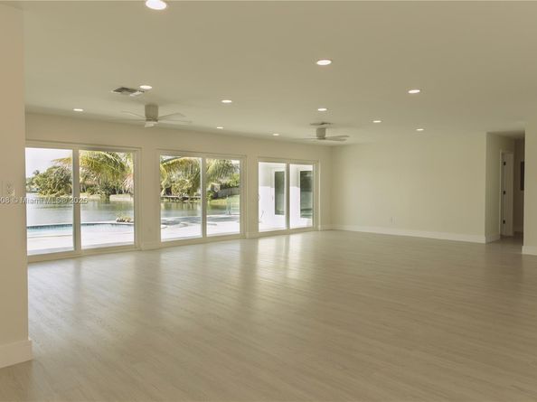 2255 NE 207th St, Miami FL 33180