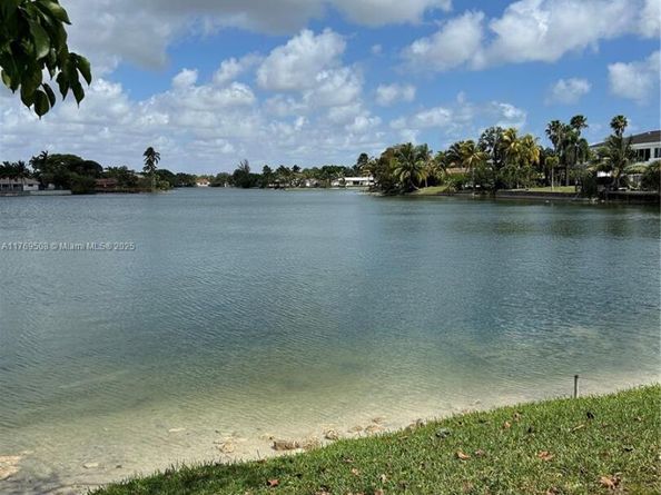 2255 NE 207th St, Miami FL 33180