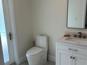 2255 NE 207th St, Miami FL 33180
