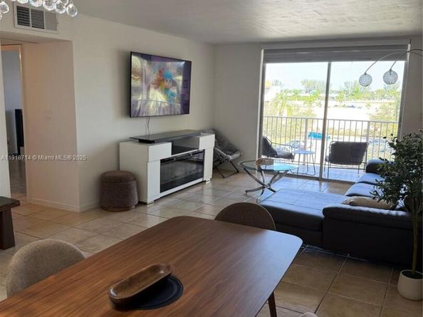 8411 NW 8th St 405, Miami FL 33126