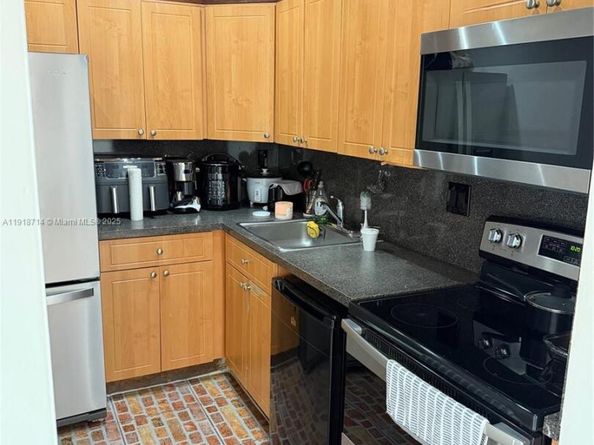 8411 NW 8th St 405, Miami FL 33126