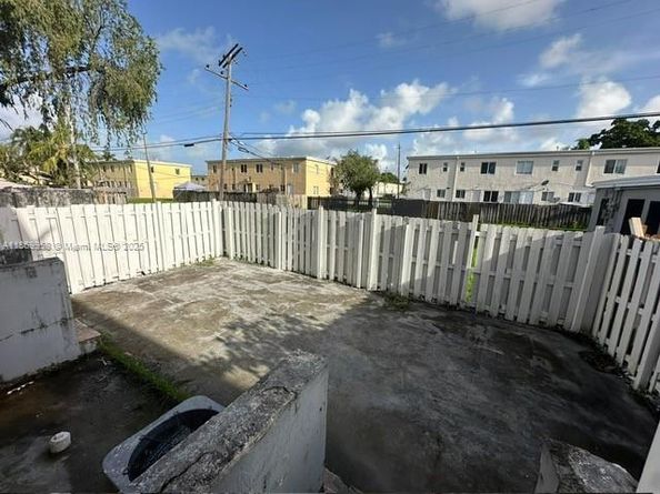 407 NW 84th St 407, Miami FL 33150