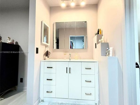 6169 NW 170th Ter, Hialeah FL 33015