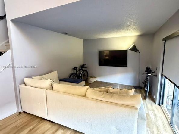 6169 NW 170th Ter, Hialeah FL 33015