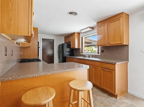 138 W 52nd St, Hialeah FL 33012