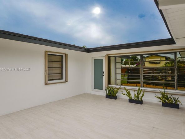 2443 tortugas lane, Lauderdale Lakes FL 33312