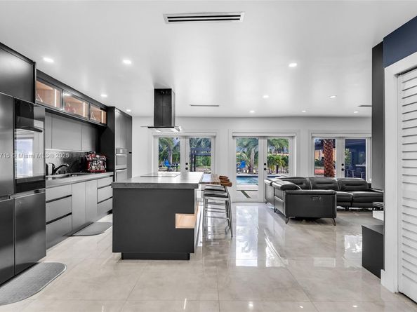 8241 NW 182nd St, Hialeah FL 33015