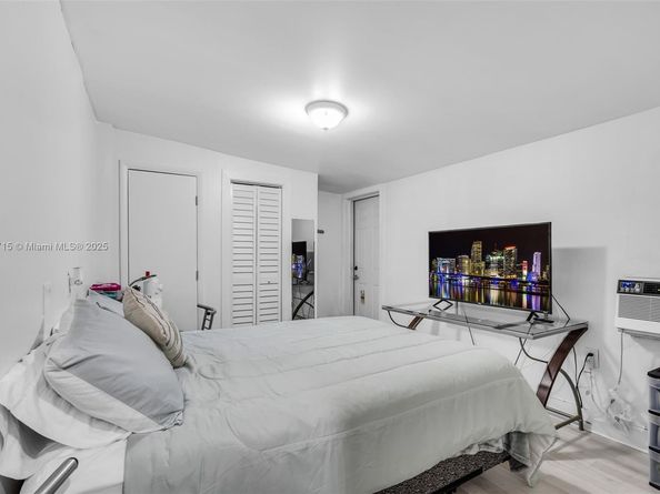 8241 NW 182nd St, Hialeah FL 33015