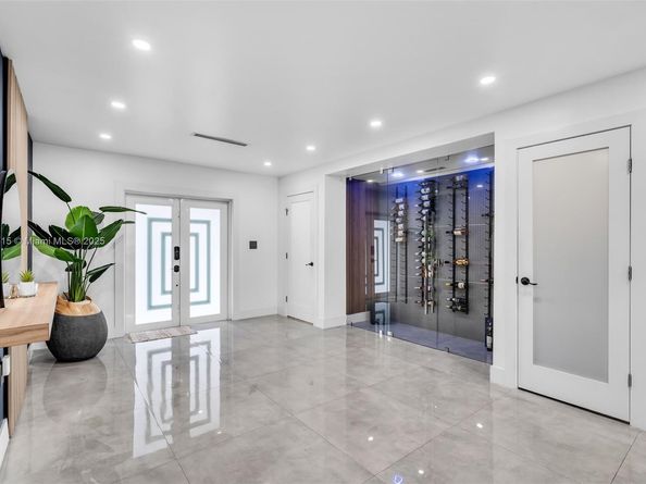 8241 NW 182nd St, Hialeah FL 33015