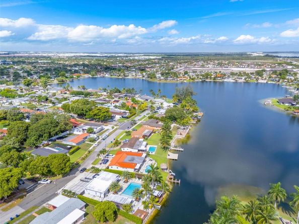 8241 NW 182nd St, Hialeah FL 33015