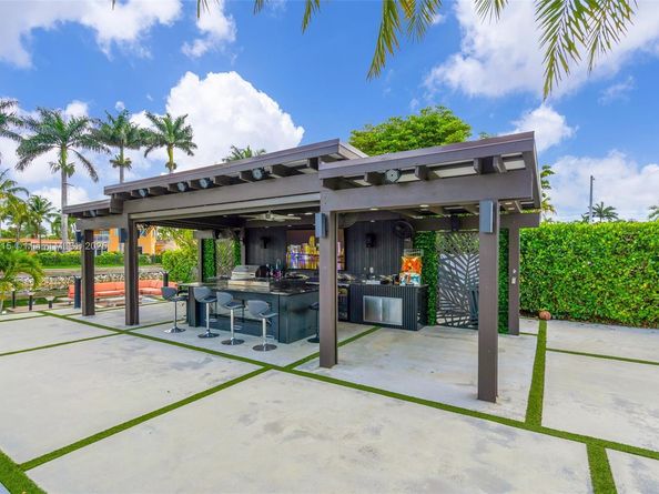 8241 NW 182nd St, Hialeah FL 33015