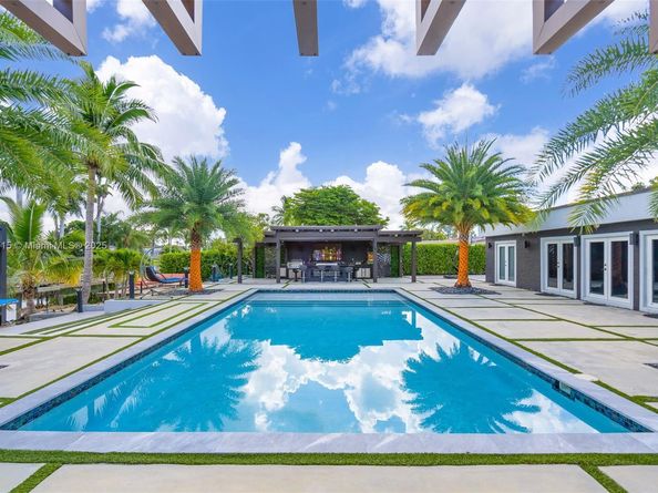 8241 NW 182nd St, Hialeah FL 33015