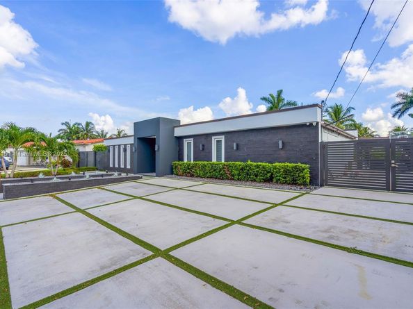 8241 NW 182nd St, Hialeah FL 33015