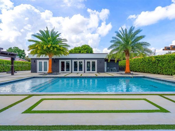 8241 NW 182nd St, Hialeah FL 33015