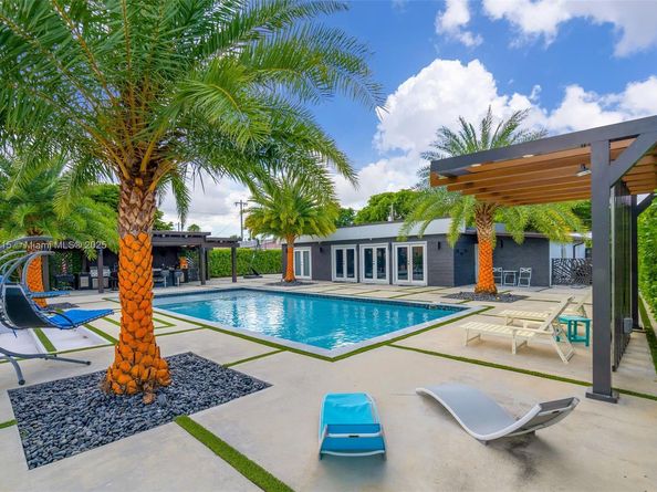 8241 NW 182nd St, Hialeah FL 33015