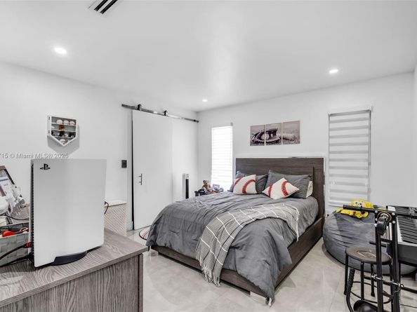8241 NW 182nd St, Hialeah FL 33015