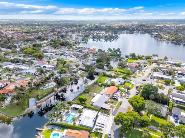 8241 NW 182nd St, Hialeah FL 33015