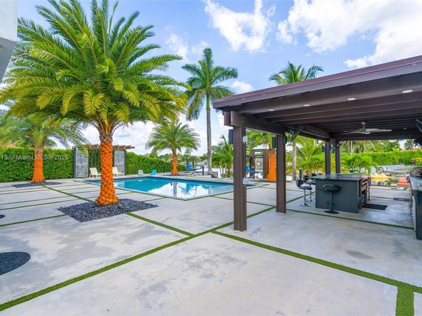 8241 NW 182nd St, Hialeah FL 33015