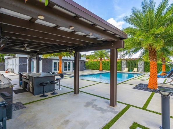 8241 NW 182nd St, Hialeah FL 33015