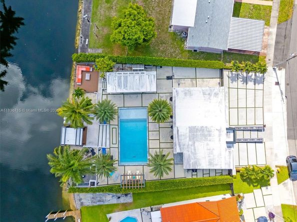 8241 NW 182nd St, Hialeah FL 33015
